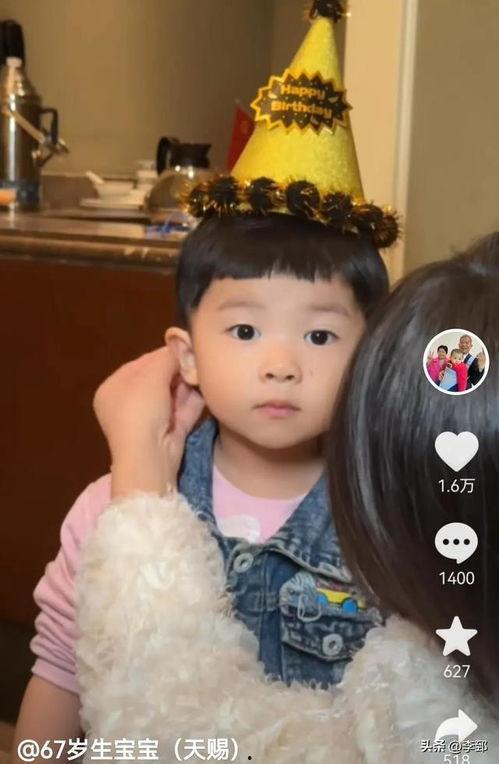 网红三岁,童真魅力席卷网络，揭秘成长背后的故事